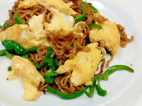 ソース焼きそばの袋麺アレンジ!炒り卵+ピーマン♪